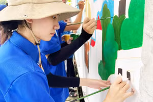 Sinh viên Trường Đại học Lâm nghiệp tham gia chiến dịch tình nguyện Mùa Hè xanh. Ảnh: NTCC