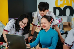 Cô, trò Trường THPT Võ Văn Kiệt (Vũng Liêm, Vĩnh Long). Ảnh: NTCC
