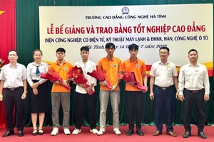 Đại diện doanh nghiệp và nhà trường chúc mừng các sinh viên được tuyển làm việc ngay sau khi tốt nghiệp. Ảnh: B.T