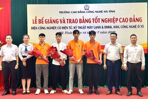 Đại diện doanh nghiệp và nhà trường chúc mừng các sinh viên được tuyển làm việc ngay sau khi tốt nghiệp. Ảnh: B.T