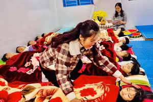 Giáo viên Trường Mầm non Hương Trà (Hương Đô, Hà Tĩnh) tăng cường giữ ấm cho trẻ.