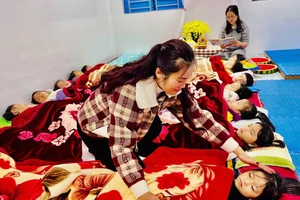 Giáo viên Trường Mầm non Hương Trà (Hương Đô, Hà Tĩnh) tăng cường giữ ấm cho trẻ.