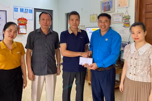 Công đoàn ngành Giáo dục Lào Cai trao quà cho giáo viên có hoàn cảnh khó khăn. Ảnh: ĐVCC