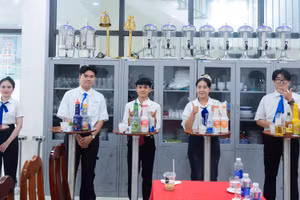 Sinh viên ngành Quản trị nhà hàng, Trường Cao đẳng Thương mại (Đà Nẵng) trải nghiệm công thức pha chế mới do các doanh nghiệp đối tác giới thiệu. Ảnh: NTCC