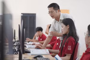 Ứng dụng công nghệ vào giảng dạy cũng đặt ra nhiều hệ lụy đến sức khỏe tâm lý của học sinh. Ảnh: Xuân Phú