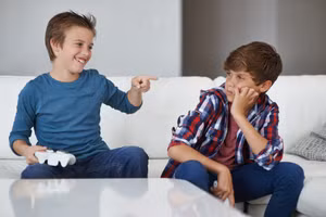 Trẻ kiêu ngạo thường nghĩ rằng, chúng ngang bằng với mọi người về kiến thức, tư duy phản biện và kỹ năng lãnh đạo. Ảnh: INT.