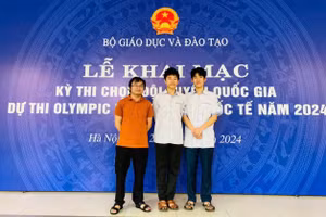 Nguyễn Thế Quân (giữa) hiện là học sinh lớp 12, Trường THPT chuyên Phan Bội Châu (Nghệ An).