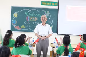 Nhà giáo Lê Đình Cương chia sẻ về dấu mốc lịch sử tiêu biểu trong 80 năm qua của đất nước với học sinh Trường THCS Nguyễn Tri Phương (Ba Đình, Hà Nội).