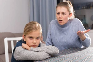 Khoảng cách thế hệ và sự thiếu hiểu biết về tâm lý tuổi dậy thì cũng là nguyên nhân làm gia tăng sự ngăn cách giữa cha mẹ và con cái. Ảnh: ITN.