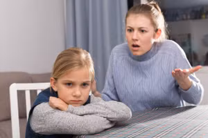 Khoảng cách thế hệ và sự thiếu hiểu biết về tâm lý tuổi dậy thì cũng là nguyên nhân làm gia tăng sự ngăn cách giữa cha mẹ và con cái. Ảnh: ITN.