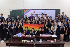 Sinh viên khoa Công tác xã hội, Trường Đại học Khoa học Xã hội và Nhân văn tham gia hoạt động ngoại khóa về cộng đồng LGBT. Ảnh: Khoa Công tác xã hội