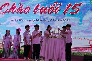 Học sinh Trường THCS Him Lam thắp nến “Chào tuổi 15” trong lễ tri ân thầy cô. Ảnh: Cao Đại