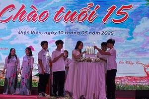 Học sinh Trường THCS Him Lam thắp nến “Chào tuổi 15” trong lễ tri ân thầy cô. Ảnh: Cao Đại