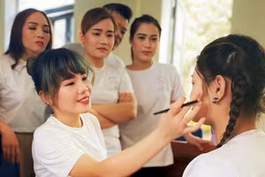 Nhiều người ở độ tuổi trung niên vẫn quyết định học nghề để thay đổi cơ hội nghề nghiệp. Ảnh minh họa INT.