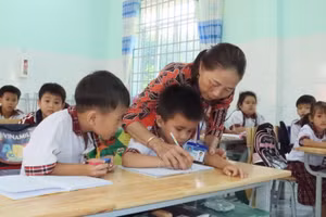 Dù cơ sở vật chất còn thiếu thốn nhưng giáo viên vùng biên đang toàn tâm toàn ý vì sự nghiệp “trồng người”. 