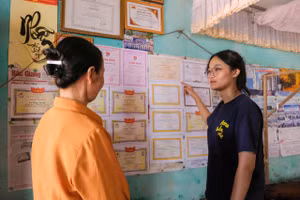 Những giấy khen được Dương Ngọc Ánh và bà treo trang trọng trong căn nhà nhỏ.