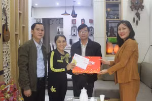 Công đoàn Đại học Huế tặng quà cho nhà giáo người lao động có hoàn cảnh khó khăn. Ảnh: NTCC