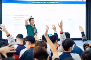 Trường THCS, THPT FPT Hải Phòng hướng dẫn ứng dụng AI để học sinh tự tin bước vào Kỳ thi tốt nghiệp THPT. Ảnh: NTCC