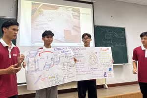 Nhóm sinh viên tham gia dự án Learning Express thuyết trình phương án cải tiến kỹ thuật làng nghề. Ảnh: NTCC