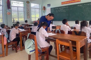 Giờ học tại Trường Tiểu học Phú Mỡ sau trận bão lũ kinh hoàng đêm 6/11 vừa qua. Ảnh: TT