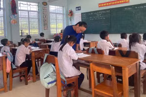 Giờ học tại Trường Tiểu học Phú Mỡ sau trận bão lũ kinh hoàng đêm 6/11 vừa qua. Ảnh: TT