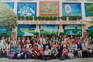 Cựu học sinh miền Nam về thăm điểm trường năm xưa (nay là Trường Tiểu học Đinh Tiên Hoàng). Ảnh: NVCC