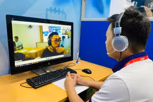 Người lao động tìm hiểu cơ hội việc làm trực tuyến tại Trung tâm Dịch vụ việc làm Hà Nội.