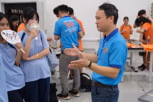 Học sinh THPT trải nghiệm, tìm hiểu các ngành nghề tại Trường Đại học Việt Đức (Bình Dương). Ảnh: Lê Mạnh