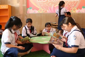Học sinh Trường Tiểu học Nguyễn Văn Trỗi tại khu vực đọc sách sau khi kết thúc giờ học. Ảnh: TT