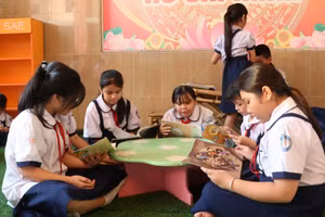 Học sinh Trường Tiểu học Nguyễn Văn Trỗi tại khu vực đọc sách sau khi kết thúc giờ học. Ảnh: TT