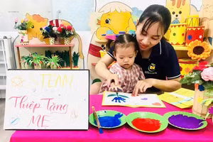 Giáo viên Trường Mầm non Tây Thạnh 2 chăm sóc trẻ. Ảnh: NTCC