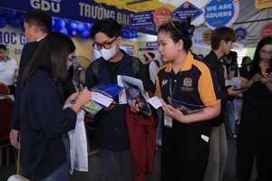 Thí sinh tìm hiểu thông tin về ngành nghề tại Ngày hội tư vấn tuyển sinh tại TPHCM, tháng 3/2025. Ảnh: GDU