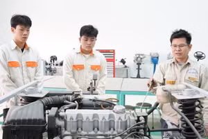 Giảng viên Trường Cao đẳng nghề Hà Nam (tỉnh Ninh Bình) hướng dẫn sinh viên thực hành về kỹ thuật ô tô. Ảnh: Đình Tuệ