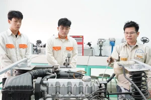 Giảng viên Trường Cao đẳng nghề Hà Nam (tỉnh Ninh Bình) hướng dẫn sinh viên thực hành về kỹ thuật ô tô. Ảnh: Đình Tuệ