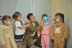 Thầy Lương Văn Sắng và những đứa học trò lên 3 của mình.