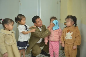 Thầy Lương Văn Sắng và những đứa học trò lên 3 của mình.