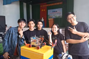 Sản phẩm của học sinh các trường THPT xã Bình Sơn (Quảng Ngãi) tham gia sân chơi STEM Robotics. Ảnh: NTCC