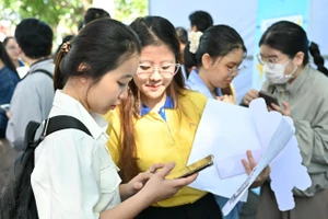 Sinh viên Trường Đại học Kinh tế, Đại học Đà Nẵng tham gia Ngày hội việc làm do nhà trường phối hợp với Sở LĐ-TB&XH Đà Nẵng tổ chức. Ảnh: TG