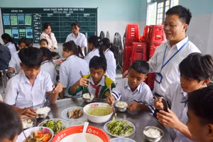 Học sinh Trường PTDTBT TH&THCS Sơn Dung trong giờ ăn trưa.