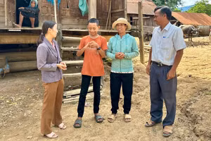 Giáo viên vùng sâu Krông Bông vận động học sinh ra lớp. 