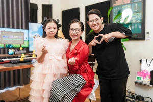 Đội ngũ cộng sự của chị Huỳnh Kim Yến tại phòng thu với ca sĩ nhí thể hiện bài hát. Ảnh: NVCC.