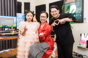 Đội ngũ cộng sự của chị Huỳnh Kim Yến tại phòng thu với ca sĩ nhí thể hiện bài hát. Ảnh: NVCC.