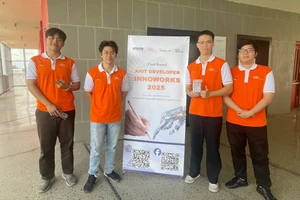 Nhóm sinh viên Trường Đại học Việt Đức, tác giả công trình nghiên cứu. Ảnh: Hà An