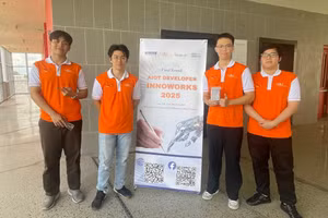 Nhóm sinh viên Trường Đại học Việt Đức, tác giả công trình nghiên cứu. Ảnh: Hà An