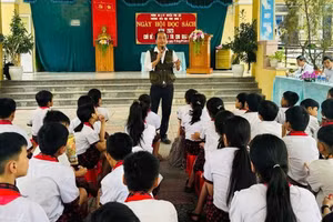 Tác giả nói chuyện về đọc sách cùng học sinh Trường Tiểu học Vinh Hưng trong ngày hội đọc sách. Ảnh: NVCC