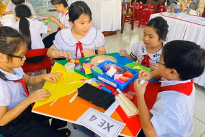 Tiết thao giảng đổi mới dạy học theo Chương trình GDPT 2018 chuyên đề môn Mỹ thuật do Phòng GD&ĐT Hải Châu (Đà Nẵng) tổ chức tại Trường Tiểu học Ông Ích Khiêm. Ảnh: NTCC 