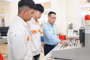 Giảng viên Trường Cao đẳng nghề Hà Nam, tỉnh Ninh Bình hướng dẫn sinh viên thực hành. Ảnh: Đình Tuệ