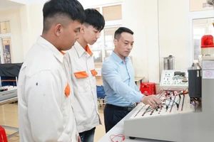 Giảng viên Trường Cao đẳng nghề Hà Nam, tỉnh Ninh Bình hướng dẫn sinh viên thực hành. Ảnh: Đình Tuệ