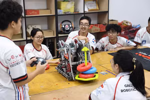 Học sinh Trường THPT chuyên Hà Nội - Amsterdam tham gia câu lạc bộ STEM và chế tạo robot.