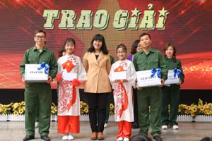 Nhà giáo Nguyễn Thị Vân Hồng - Hiệu trưởng Trường THCS Chương Dương (Hà Nội). Ảnh: Khôi Nguyên